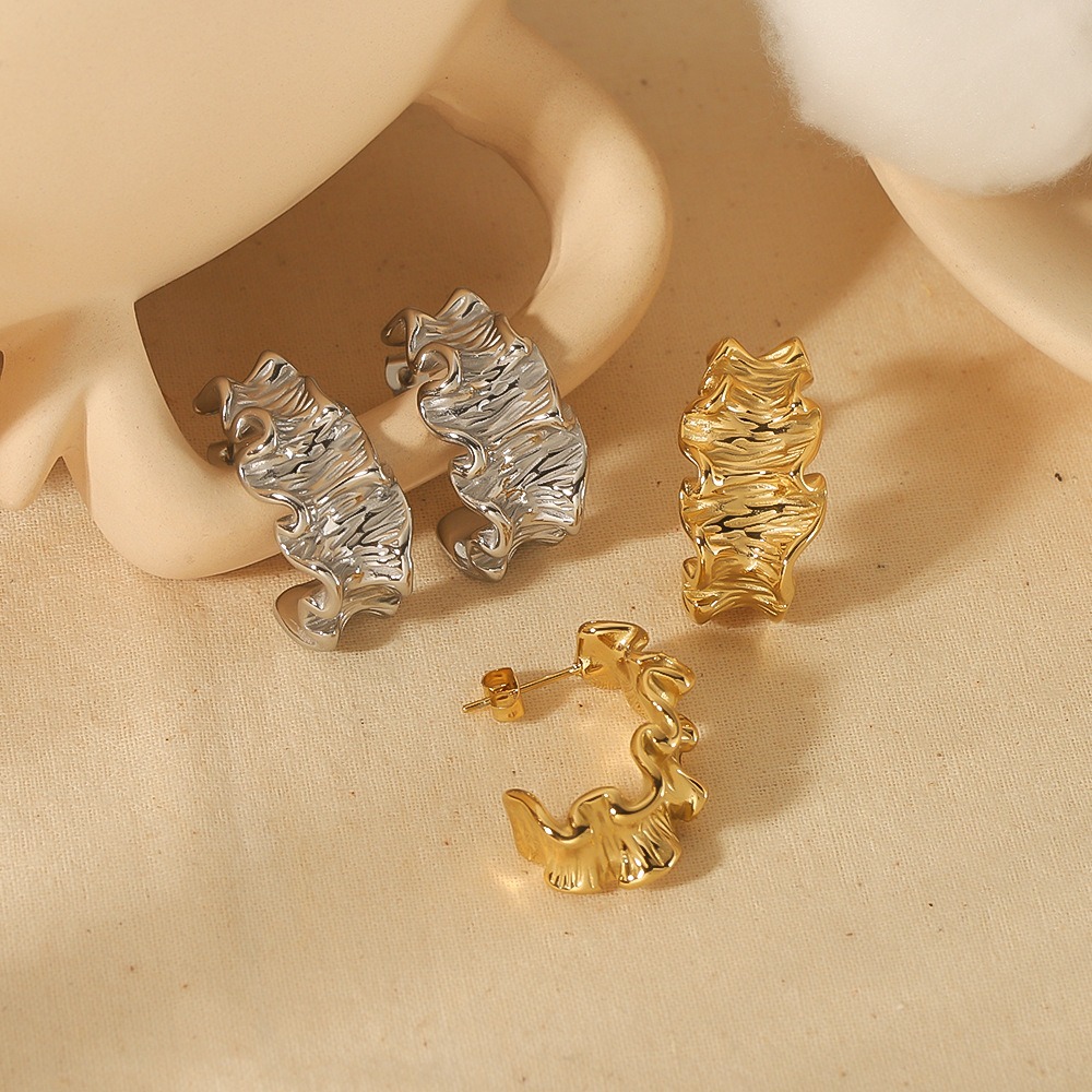 2024 Trendy Women Jewelry 18K Gold Plated Waterproof Stainless Steel Hypoallergenic Fold Textured Cc Stud Earrings