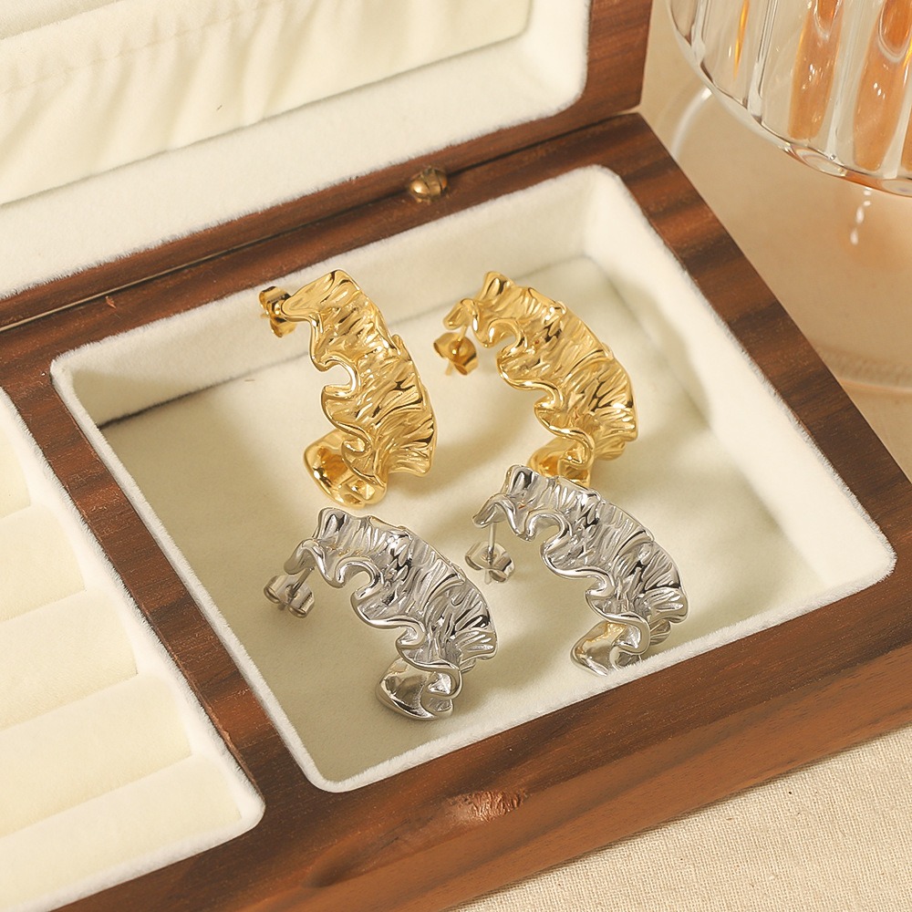 2024 Trendy Women Jewelry 18K Gold Plated Waterproof Stainless Steel Hypoallergenic Fold Textured Cc Stud Earrings