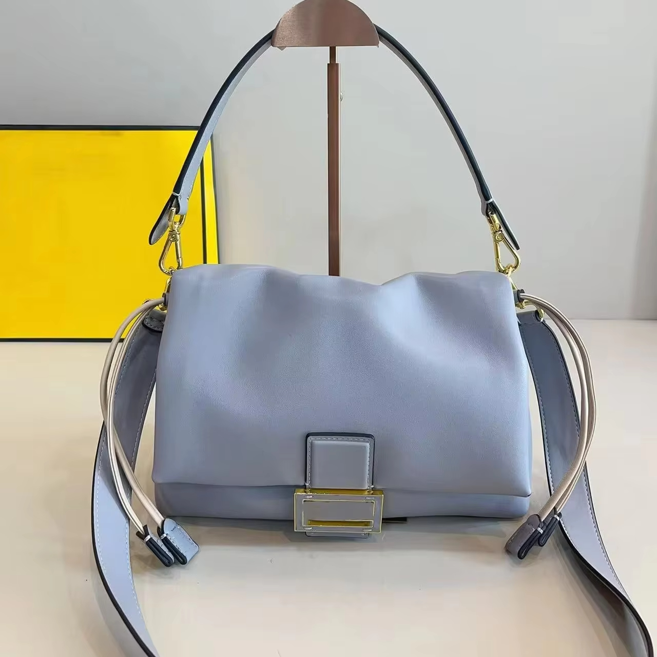 Luxurious Leather Women's Crossbody Bag, Original Design, Chain Decoration, Fashionable and Portable Shoulder Bag