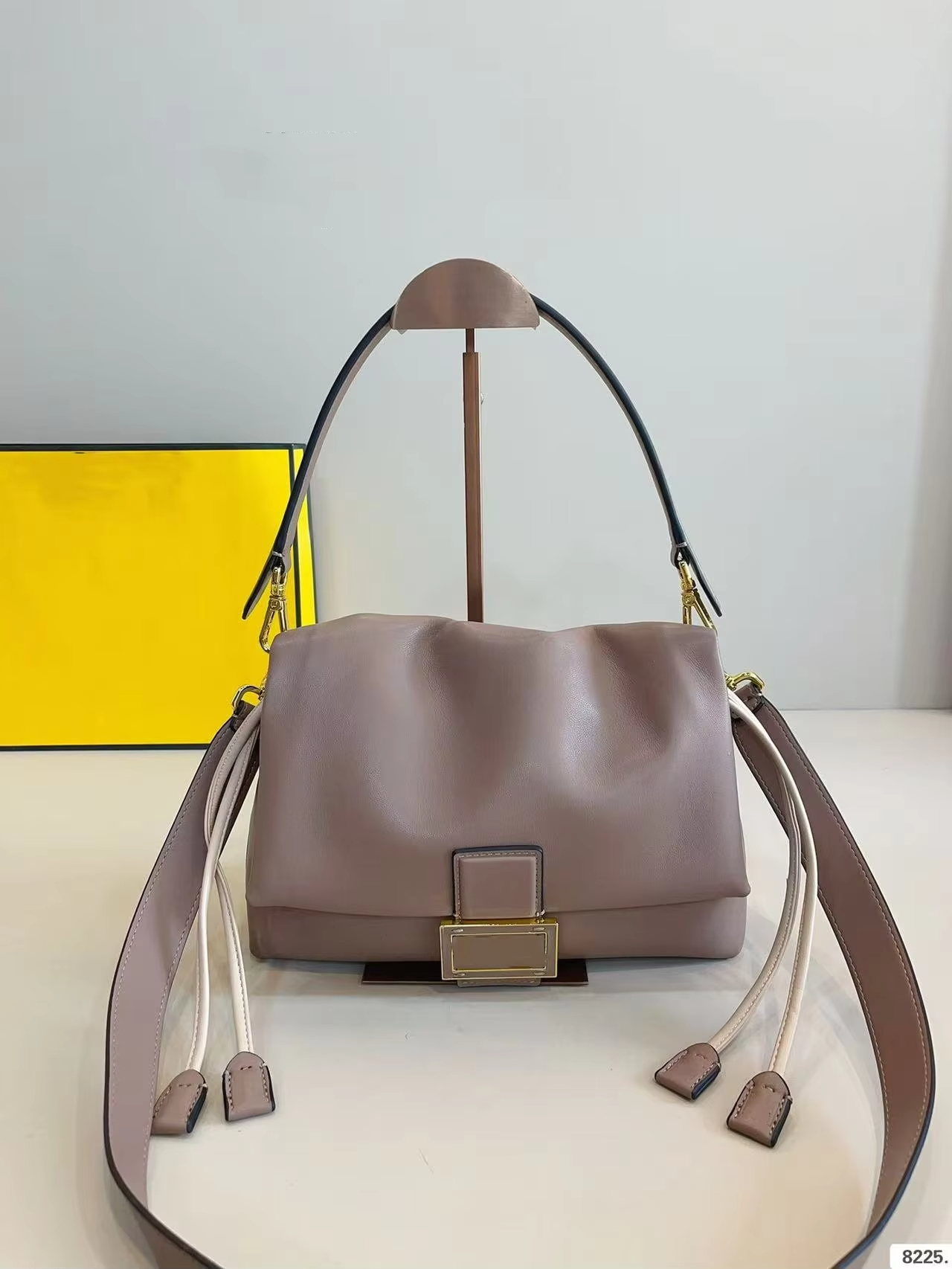 Luxurious Leather Women's Crossbody Bag, Original Design, Chain Decoration, Fashionable and Portable Shoulder Bag
