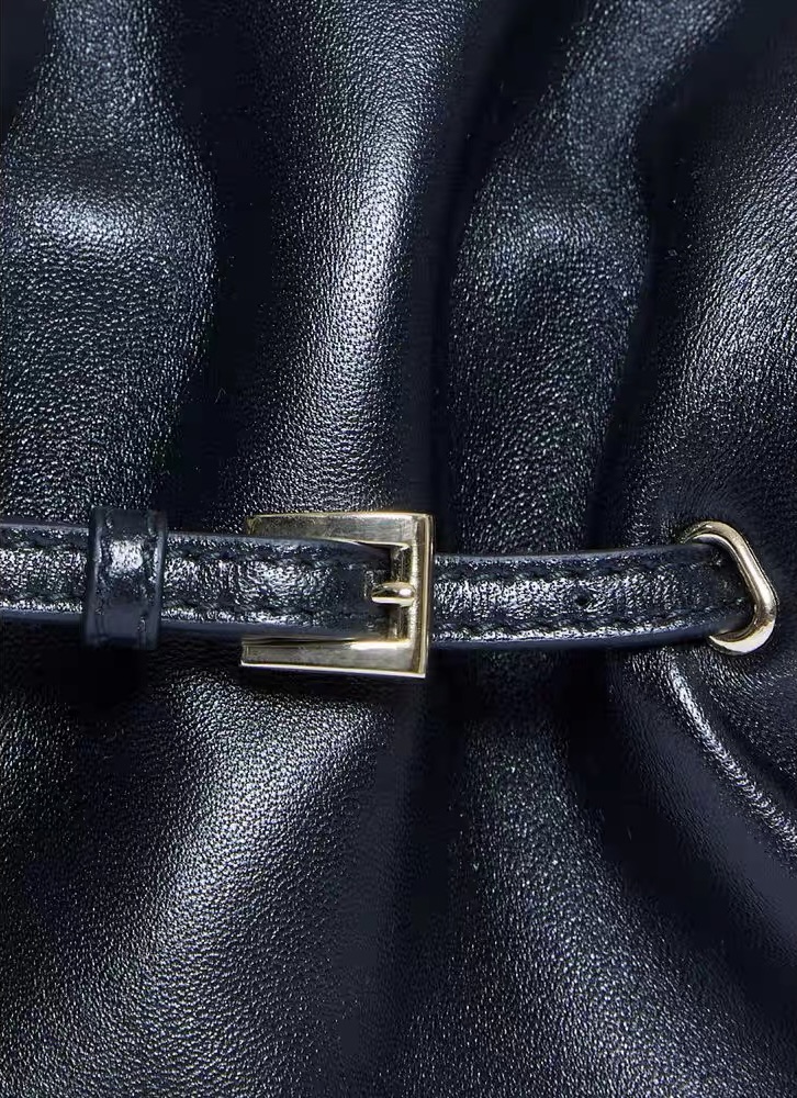 Women's Premium Cloud Bag New Fashion Simple Pleated Magnetic Buckle Shoulder Slung Messenger Bag Stylish Personality Design